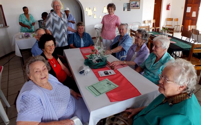 Gansbaai Dept trakteer Bejaardes 3